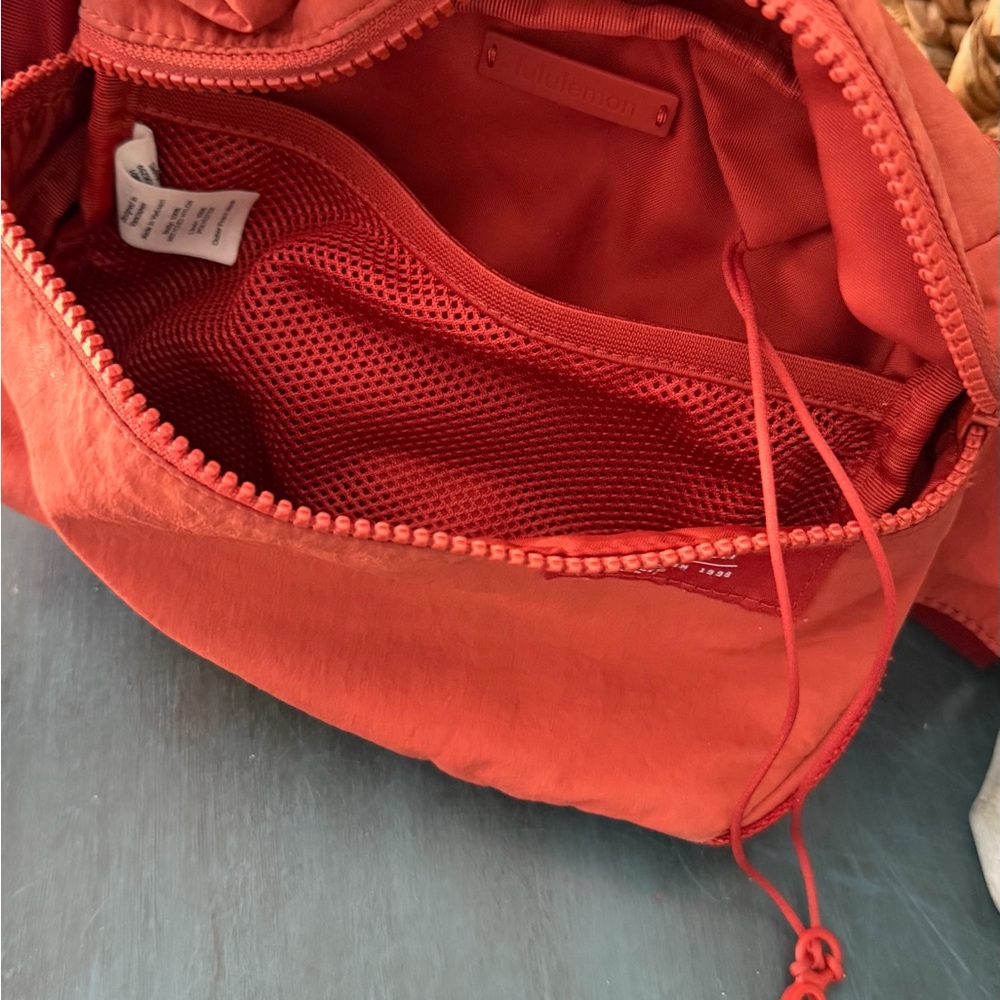 Lululemon Clean Lines Belt Bag in Red Rock. In pre-owned condition - Picture 8 of 9